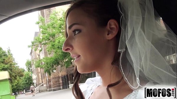 Fodendo a noiva dentro do carro
