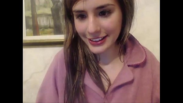 Ninfetinha loira fica peladinha na webcam e bate uma siririca