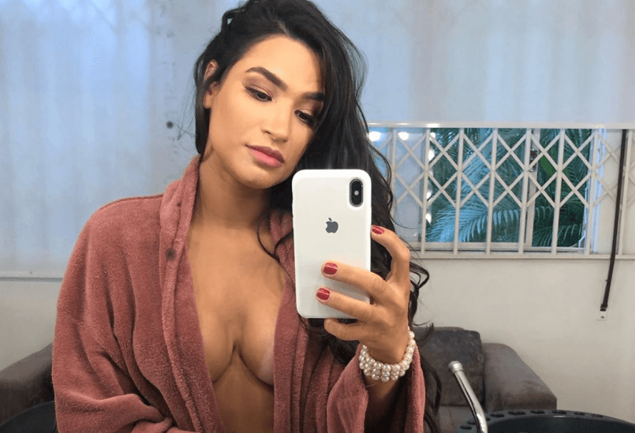 Raissa Barbosa video porno pelada mostrando a buceta